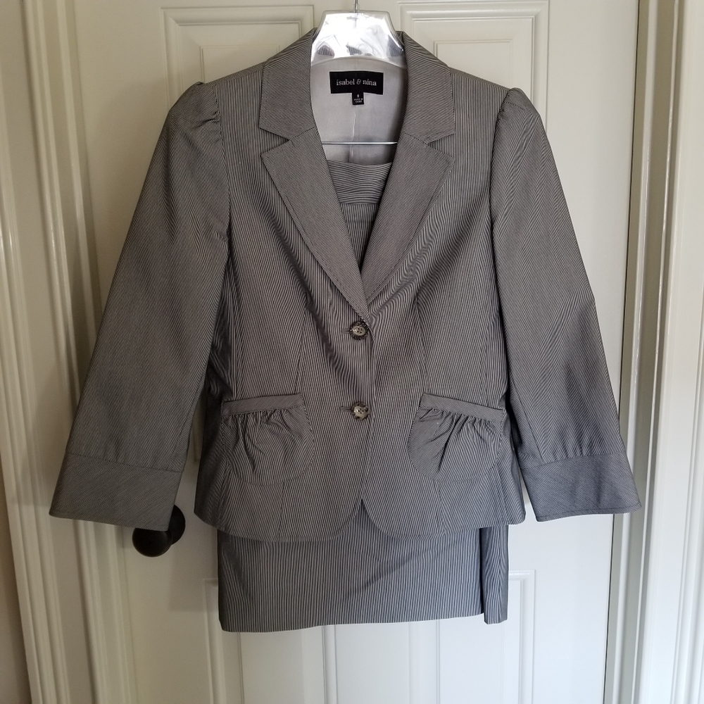 Very nice Isabel & Nina 2pc suit. Size 6
